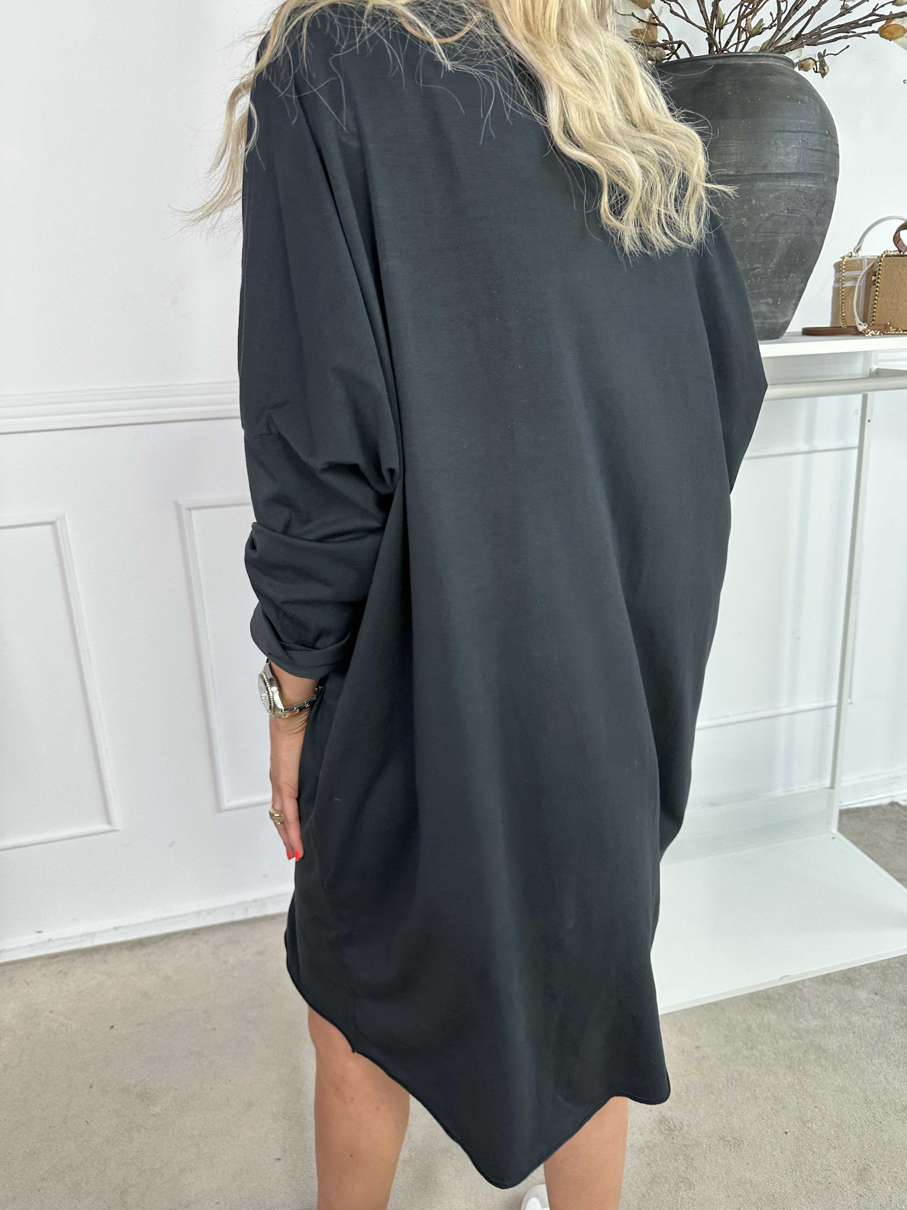 Oaklyn - Joggingklänning i mjuk bomull med silverskrift på framsidan